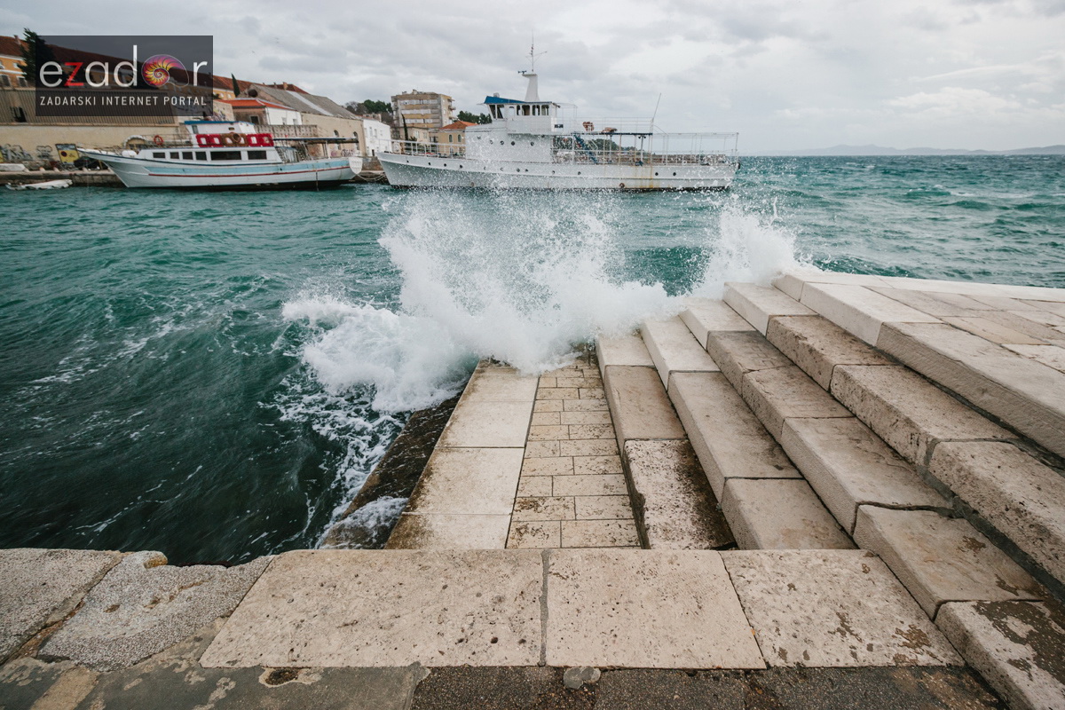 Đir po gradu, četvrtak 27. prosinca 2017. Foša, Olujno jugo, lome se valovi Đir po gradu, četvrtak 27. prosinca 2017. Foša, Olujno jugo, lome se valovi