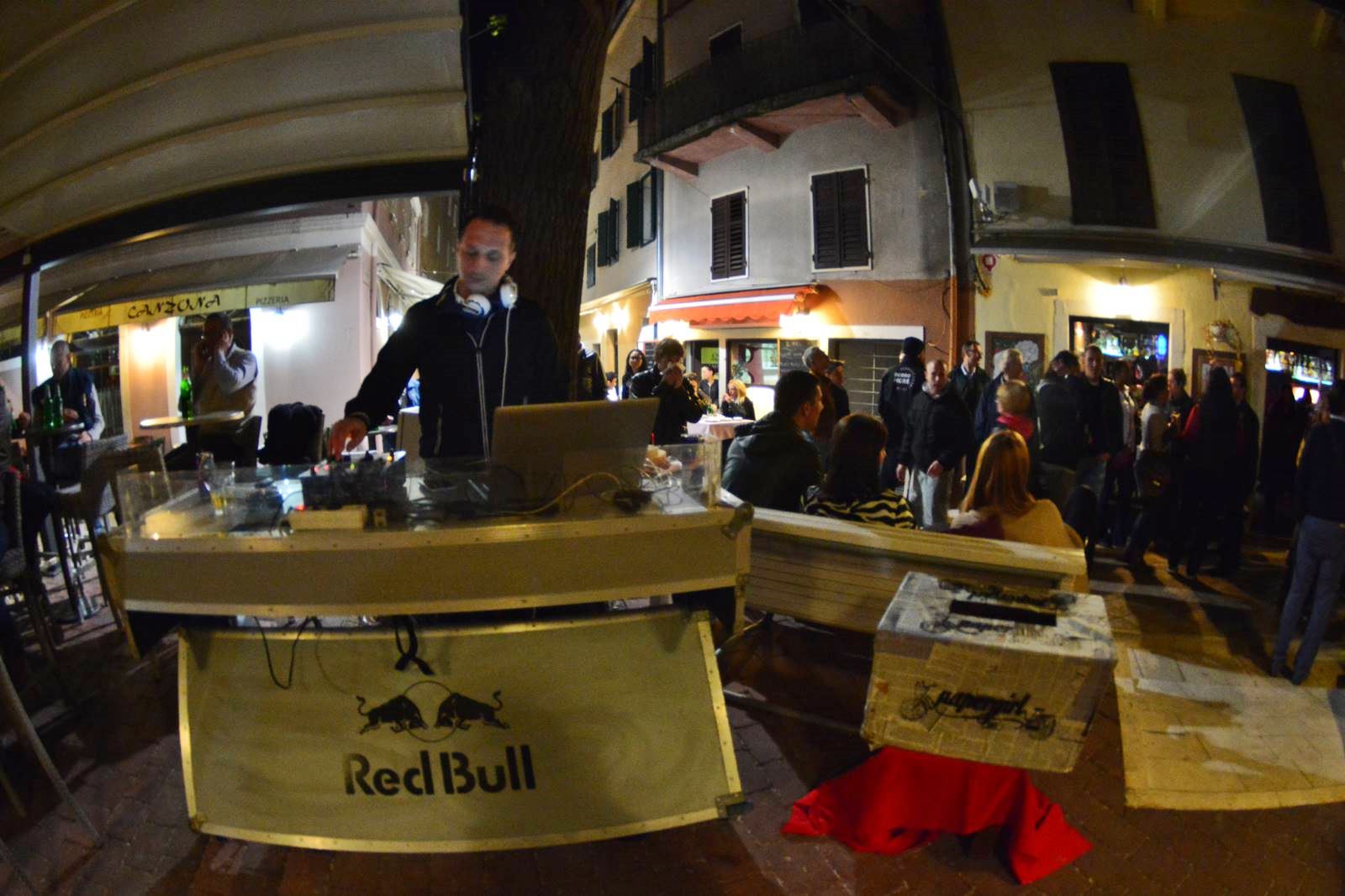 FIMBA After party na Narodnom trgu uz bend Songbusters FIMBA After party na Narodnom trgu uz bend Songbusters