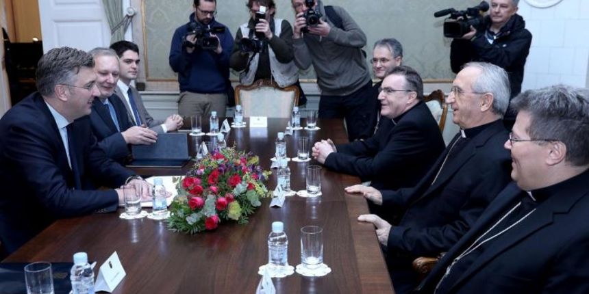 Andrej Plenkovic i svecenici HBK