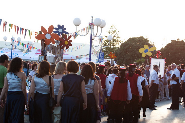 Biograd: 6. Dugi svehrvatski eno-eko-gastro-etno stol, Foto: Franjo Jurić Biograd: 6. Dugi svehrvatski eno-eko-gastro-etno stol, Foto: Franjo Jurić