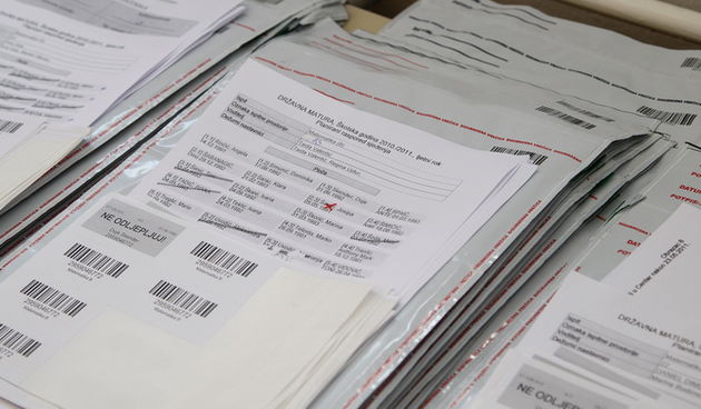 Split,  230511
Prometna skola Split.
Danas se odrzava drzavna matura iz matematike za maturante srednjih skola.
Na slici: kuverte sa ispitima.
Foto: Vojko Basic / CROPIX