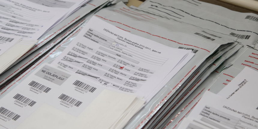 Split,  230511
Prometna skola Split.
Danas se odrzava drzavna matura iz matematike za maturante srednjih skola.
Na slici: kuverte sa ispitima.
Foto: Vojko Basic / CROPIX