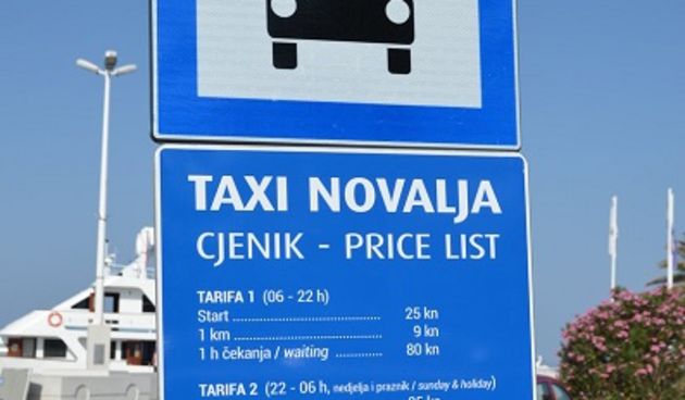Novalja postavila table s tarifama cijena taksi usluga