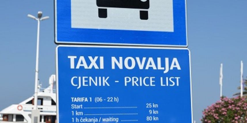 Novalja postavila table s tarifama cijena taksi usluga