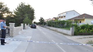 Policijski očevid u obiteljskoj kući u Vrsima, gdje se dogodilo ubojstvo i samoubojstvo Policijski očevid u obiteljskoj kući u Vrsima, gdje se dogodilo ubojstvo i samoubojstvo