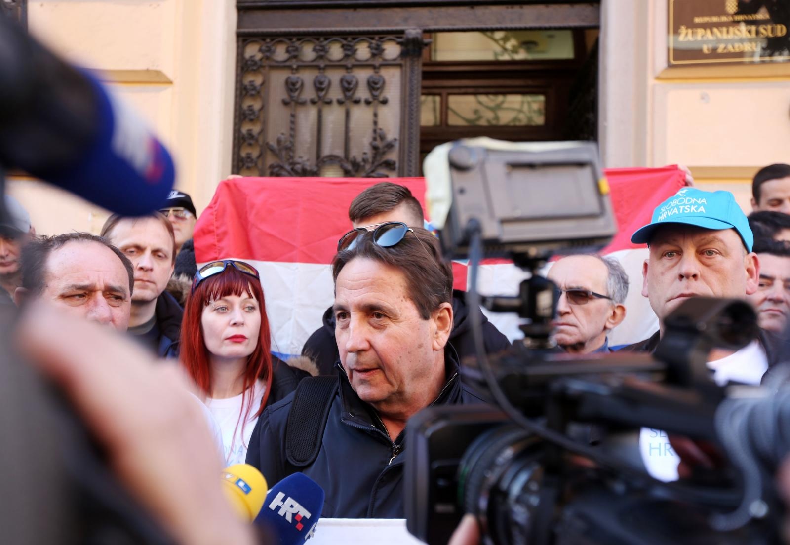 Ispred zgrade Županijskog suda održan skup podrške Stipi Petrini kojeg tuži sutkinja Maja Šupe Ispred zgrade Županijskog suda održan skup podrške Stipi Petrini kojeg tuži sutkinja Maja Šupe