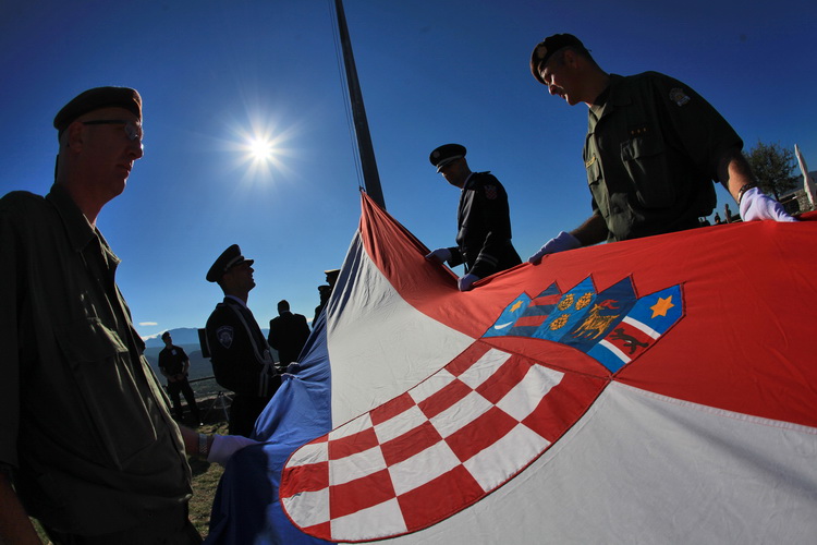 Knin, 050811.
Podizanjem zastave na Kninskoj tvrdjavi i postrojavanjem vojnih snaga na nogometnom igralistu obiljezena je 16. obljetnica VRO Oluja, Dan pobjede i domovinske zahvalnosti i Dan hrvatskih branitelja.
Na fotografiji: Dizanje zastave na Kninsko Knin, 050811.
Podizanjem zastave na Kninskoj tvrdjavi i postrojavanjem vojnih snaga na nogometnom igralistu obiljezena je 16. obljetnica VRO Oluja, Dan pobjede i domovinske zahvalnosti i Dan hrvatskih branitelja.
Na fotografiji: Dizanje zastave na Kninsko
