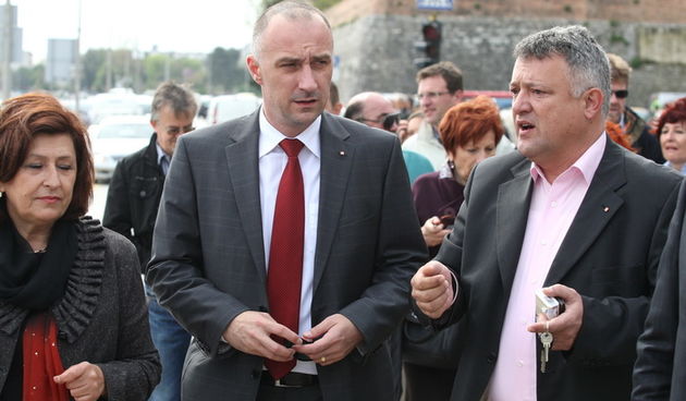 Zadar, 240412.
Miinistar graditeljstva i prostornog planiranja, Ivan Vrdoljak, danas boravi u Zadru, gdje se susreo s predstavnicima institucija, udruga i gradjanima.
Ministra su tako jutros docekali Vesna Sabolic, Ivo Gregov, Ante Raspovic i Ljiljana Kla