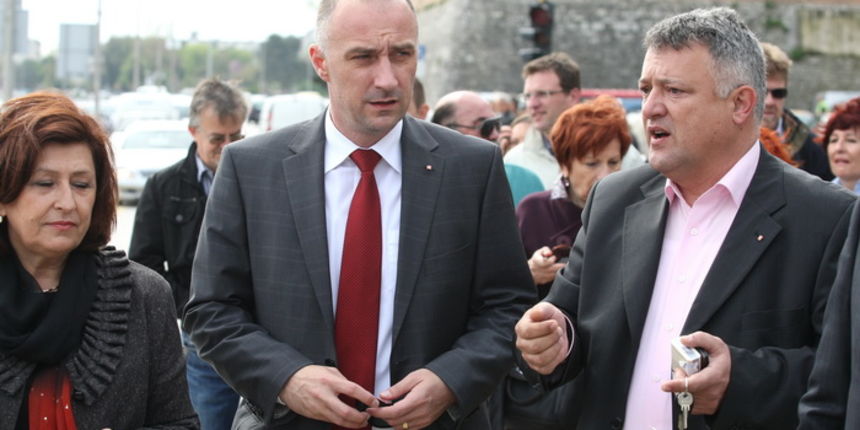 Zadar, 240412.
Miinistar graditeljstva i prostornog planiranja, Ivan Vrdoljak, danas boravi u Zadru, gdje se susreo s predstavnicima institucija, udruga i gradjanima.
Ministra su tako jutros docekali Vesna Sabolic, Ivo Gregov, Ante Raspovic i Ljiljana Kla Zadar, 240412.
Miinistar graditeljstva i prostornog planiranja, Ivan Vrdoljak, danas boravi u Zadru, gdje se susreo s predstavnicima institucija, udruga i gradjanima.
Ministra su tako jutros docekali Vesna Sabolic, Ivo Gregov, Ante Raspovic i Ljiljana Kla