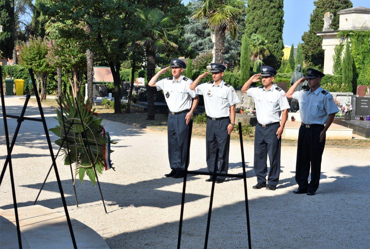Povodom Dana pobjede kod središnjeg križa na Gradskom groblju položeni vijenci Povodom Dana pobjede kod središnjeg križa na Gradskom groblju položeni vijenci