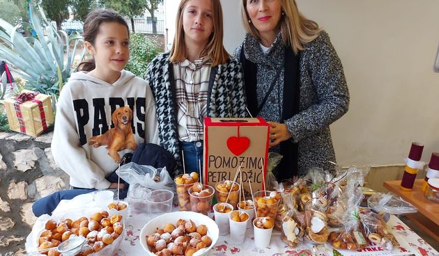 Božićna priredba učenika Osnovne škole Šimuna Kožičića Benje