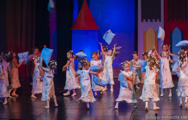 HNK Zadar: Bajka.hr Plesne udruge Gesta, Foto: Željko Karavida HNK Zadar: Bajka.hr Plesne udruge Gesta, Foto: Željko Karavida