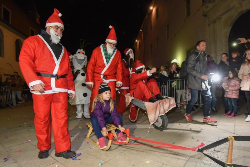 Utrka Djedova Božićnjaka zadarskim Poluotokom