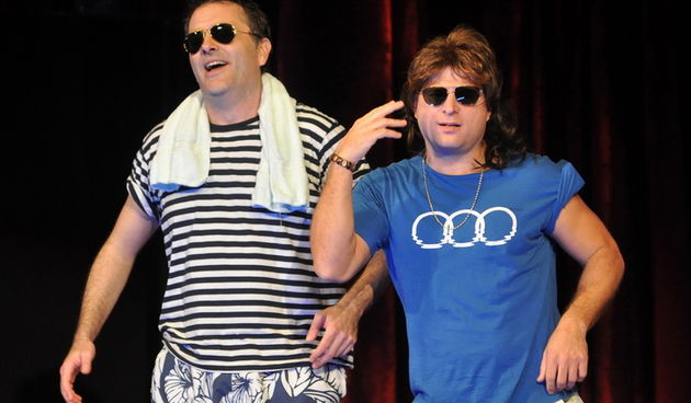 Zadar, 071111
U HNK Zadar veceras je odigrana hit predstava “Spektakluk” Satiric?kog kazalista Kerempuh.
Na fotografiji: Tarik Filipovic, Rene Bitorajac
Foto : Luka Gerlanc / CROPIX