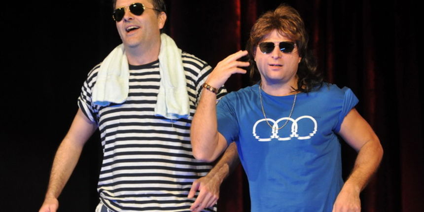 Zadar, 071111
U HNK Zadar veceras je odigrana hit predstava “Spektakluk” Satiric?kog kazalista Kerempuh.
Na fotografiji: Tarik Filipovic, Rene Bitorajac
Foto : Luka Gerlanc / CROPIX