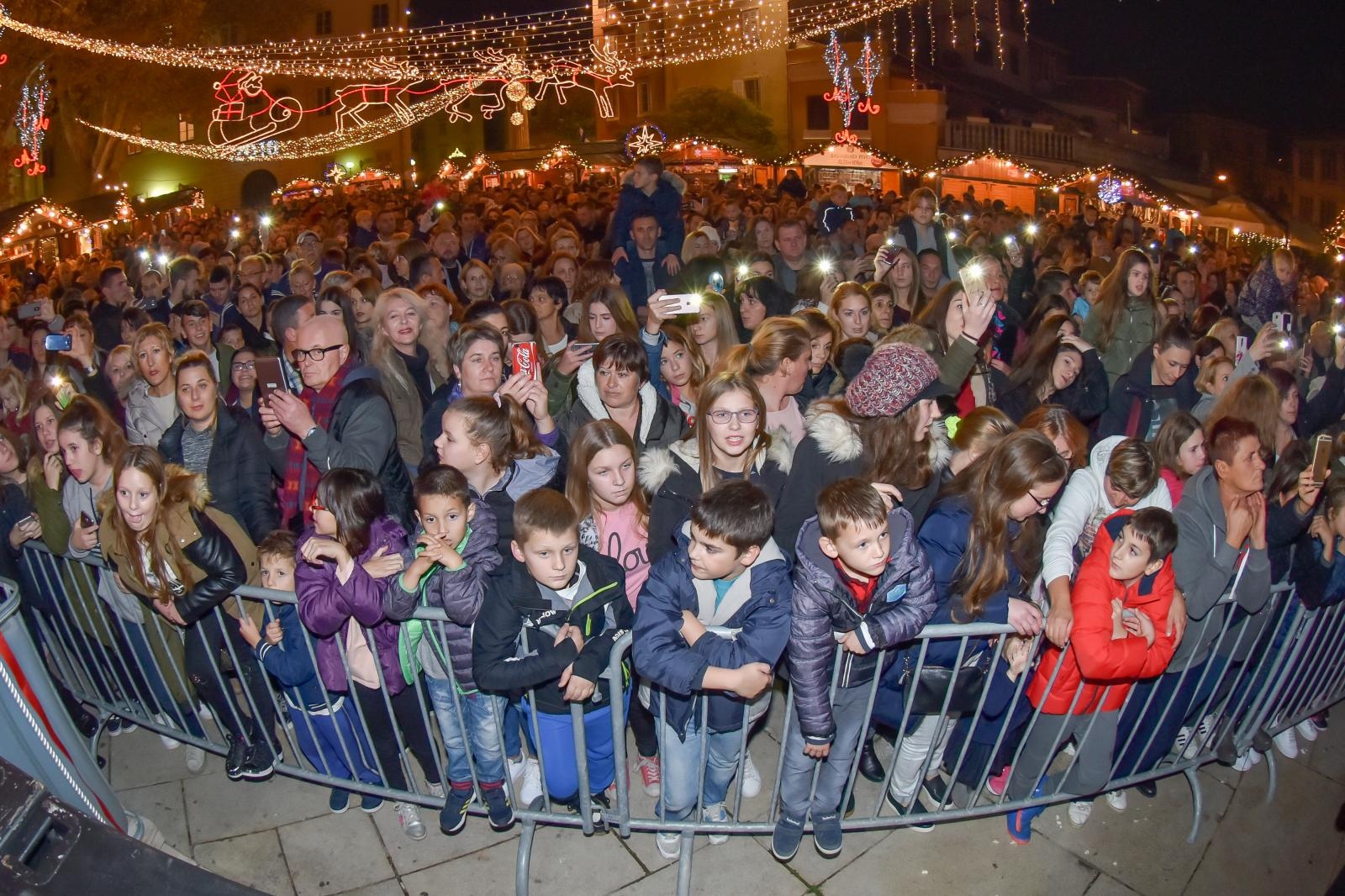 Na Trgu Petra Zoranica uz koncert Ivana Zaka i vatromet otvoren je Advent u Zadru Na Trgu Petra Zoranica uz koncert Ivana Zaka i vatromet otvoren je Advent u Zadru
