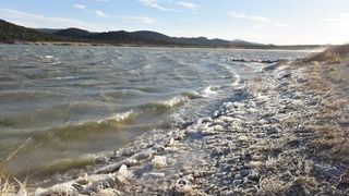 Zaledilo Vransko jezero u lučici na Prosici