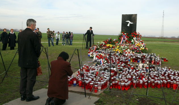 Vukovar, 201110.
Programom “Zasto ste ranili nas grad?”, koji je organizirala Udruga udovica hrvatskih branitelja iz Domovinskog rata, Vukovarci su se na mjestu masovne grobnice na Ovcari prisjetili zrtava jednog od najvecih zlocina pocinjenog nakon sloma