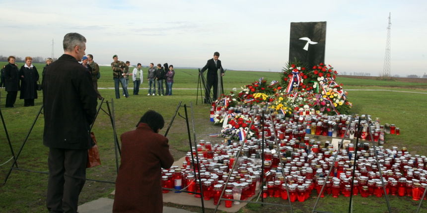Vukovar, 201110.
Programom “Zasto ste ranili nas grad?”, koji je organizirala Udruga udovica hrvatskih branitelja iz Domovinskog rata, Vukovarci su se na mjestu masovne grobnice na Ovcari prisjetili zrtava jednog od najvecih zlocina pocinjenog nakon sloma Vukovar, 201110.
Programom “Zasto ste ranili nas grad?”, koji je organizirala Udruga udovica hrvatskih branitelja iz Domovinskog rata, Vukovarci su se na mjestu masovne grobnice na Ovcari prisjetili zrtava jednog od najvecih zlocina pocinjenog nakon sloma