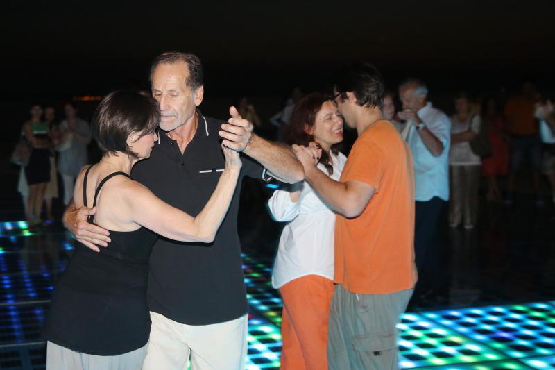 20.06.2013., Zadar – Pod gotovo punim mjesecom na instalaciji Pozdrav Suncu otvoren je 4. festival tanga.Photo: Filip Brala/PIXSELL 20.06.2013., Zadar – Pod gotovo punim mjesecom na instalaciji Pozdrav Suncu otvoren je 4. festival tanga.Photo: Filip Brala/PIXSELL