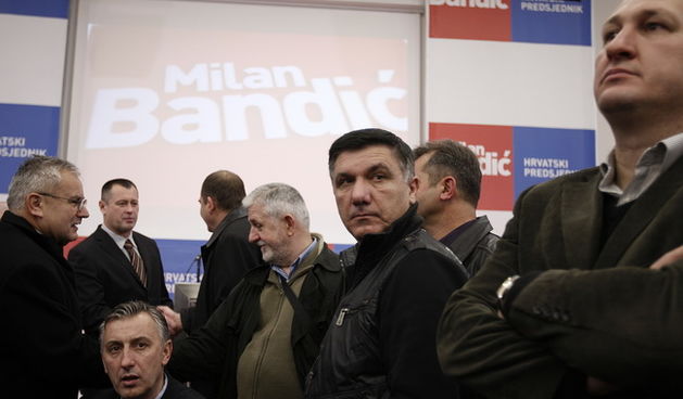 Zagreb, 100110.
Predsjednicki kandidat Milan Bandic iscekuje sluzbene rezultate drugog kruga predsjednickih izbora u svom izbornom stozeru u Almeriji u Vukovarskoj ulici.
Na slici: reakcije na izlazne ankete koje daju Bandicu samo 35,4%.
Foto: Dragan Mati