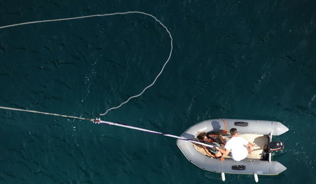 Maslenicki most, Zadar, 010712.
Doris Pincic, zvijezda Larinog izbora, svojim skokom je otvorila sezonu bungee skokova sa Maslenickog mosta. Svake godine sezona skokova se otvara skokovima poznatih osoba i novinara.
Na fotografiji: Doris Pincic.
Foto: Luk