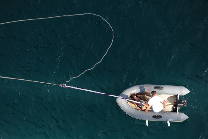 Maslenicki most, Zadar, 010712.
Doris Pincic, zvijezda Larinog izbora, svojim skokom je otvorila sezonu bungee skokova sa Maslenickog mosta. Svake godine sezona skokova se otvara skokovima poznatih osoba i novinara.
Na fotografiji: Doris Pincic.
Foto: Luk
