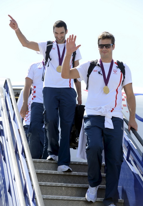 Zagreb, 130812.
Zracna luka Pleso.
Povratak Hrvatskih sportasa u Zagreb sa Olimpijskih igara u Londonu.
Na slici: Na povratku iz Londona sa Olimpijskih Igara, vecina hrvatskih sportasa se vraca avionskim letom Croatie Airlinesa za Zagreb.
Igor Hinic i Jo Zagreb, 130812.
Zracna luka Pleso.
Povratak Hrvatskih sportasa u Zagreb sa Olimpijskih igara u Londonu.
Na slici: Na povratku iz Londona sa Olimpijskih Igara, vecina hrvatskih sportasa se vraca avionskim letom Croatie Airlinesa za Zagreb.
Igor Hinic i Jo