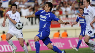 Sibenik ,050510.
Stadion Subicevac.
Druga utakmica finala Kupa RH NK Sibenik NK Hajduk (Split).
Na slici: Ermin Zec (7 sib)  i obrana Hajduka.
Foto: Niksa Stipanicev / CROPIX