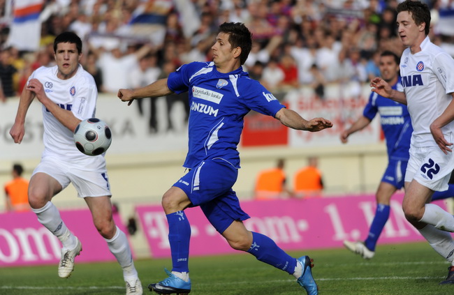 Sibenik ,050510.
Stadion Subicevac.
Druga utakmica finala Kupa RH NK Sibenik NK Hajduk (Split).
Na slici: Ermin Zec (7 sib)  i obrana Hajduka.
Foto: Niksa Stipanicev / CROPIX