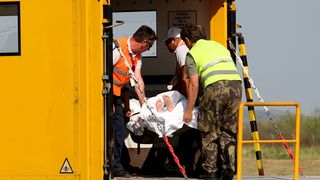 Dan poslije nesrece ceskih turista, Ozlijedjeni Cesi dovezeni su kombijma hitne pomoci iz gospicke bolnice te su ukrcani u avion. Foto: Jure Miskovic / CROPIX Dan poslije nesrece ceskih turista, Ozlijedjeni Cesi dovezeni su kombijma hitne pomoci iz gospicke bolnice te su ukrcani u avion. Foto: Jure Miskovic / CROPIX