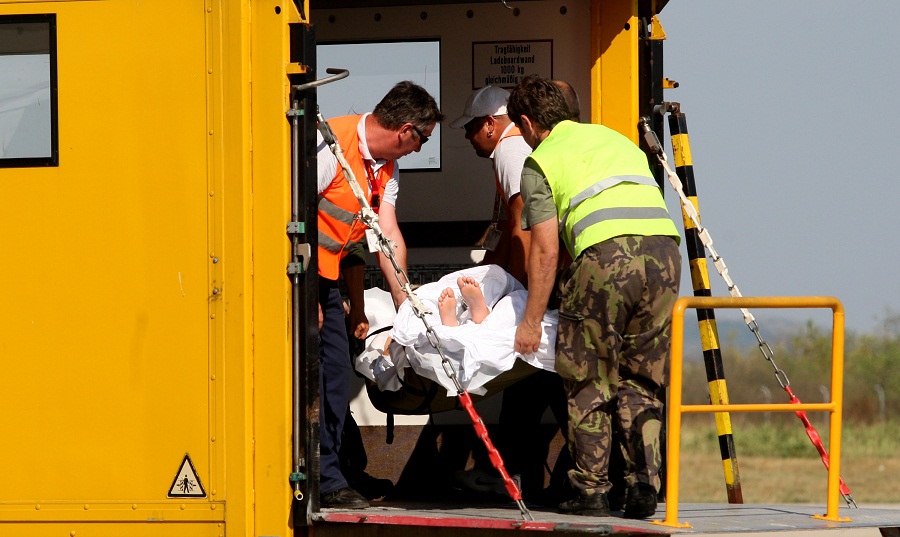 Dan poslije nesrece ceskih turista, Ozlijedjeni Cesi dovezeni su kombijma hitne pomoci iz gospicke bolnice te su ukrcani u avion. Foto: Jure Miskovic / CROPIX Dan poslije nesrece ceskih turista, Ozlijedjeni Cesi dovezeni su kombijma hitne pomoci iz gospicke bolnice te su ukrcani u avion. Foto: Jure Miskovic / CROPIX