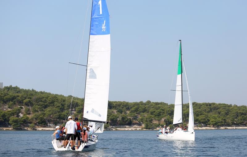 Zlatni olimpijci Fantela i Marenić družili se sa šibenskom djecom povodom dana jedrenja. Photo: Duško Jaramaz/PIXSELL Zlatni olimpijci Fantela i Marenić družili se sa šibenskom djecom povodom dana jedrenja. Photo: Duško Jaramaz/PIXSELL