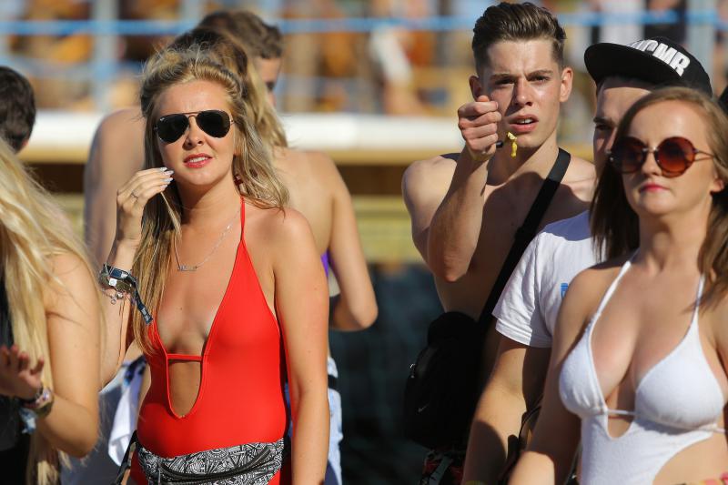 Otok Pag – Hideout festival privukao je mnogobrojnu publiku na popularnu plazu Zrce gdje se na after beach partiju u klubu Papaya plesalo cijelo poslijepodne. Photo: Filip Brala/PIXSELL