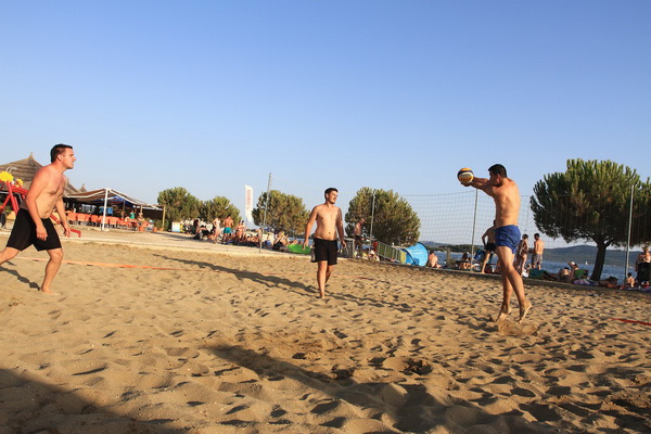 Na plaži Punta u Bibinjama održan 6. Memorijalni turnir u odbojci na pijesku za Tomislav Sikirića – Siku. Foto: Leo Banić Na plaži Punta u Bibinjama održan 6. Memorijalni turnir u odbojci na pijesku za Tomislav Sikirića – Siku. Foto: Leo Banić