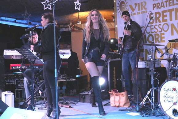 Virani 2016. godinu dočekali uz Lidiju Bačić, Leteći odred i spektakularan vatromet Virani 2016. godinu dočekali uz Lidiju Bačić, Leteći odred i spektakularan vatromet