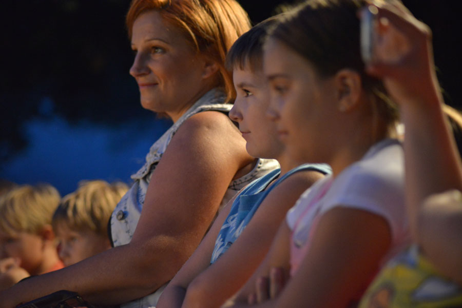 Ružno pače u izvedbi Dragon Teatra Ružno pače u izvedbi Dragon Teatra