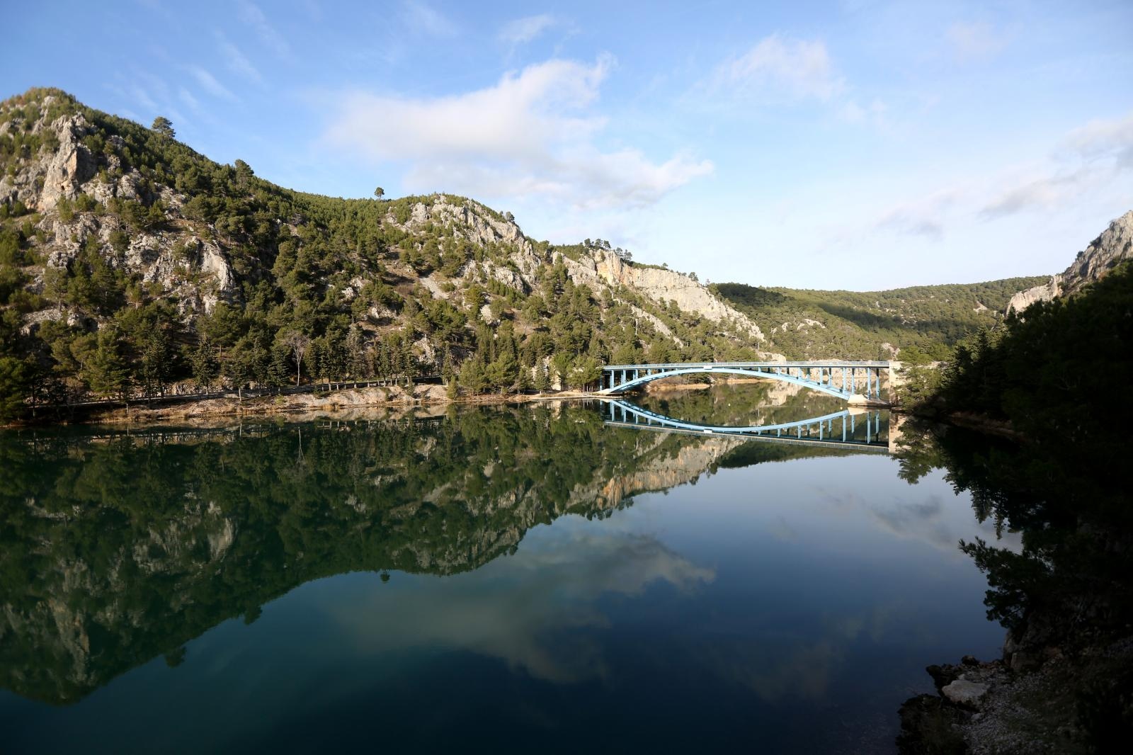 Skradin romantičan mediteranski grad na desnoj obali rijeke Krke Skradin romantičan mediteranski grad na desnoj obali rijeke Krke