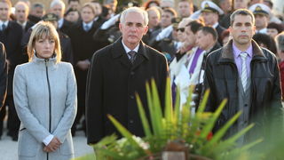 Skabrnja, 181111.
20. obljetnica stradanja Skabrnje. U Skabrnji je uz govore na trgu ispred crkve odrzano i polaganje vijenaca na groblju.
Na fotografiji: vjenac je polozio i zadarski zupan Stipe Zrilic (u sredini ).
Foto: Andrija Lucic / CROPIX Skabrnja, 181111.
20. obljetnica stradanja Skabrnje. U Skabrnji je uz govore na trgu ispred crkve odrzano i polaganje vijenaca na groblju.
Na fotografiji: vjenac je polozio i zadarski zupan Stipe Zrilic (u sredini ).
Foto: Andrija Lucic / CROPIX