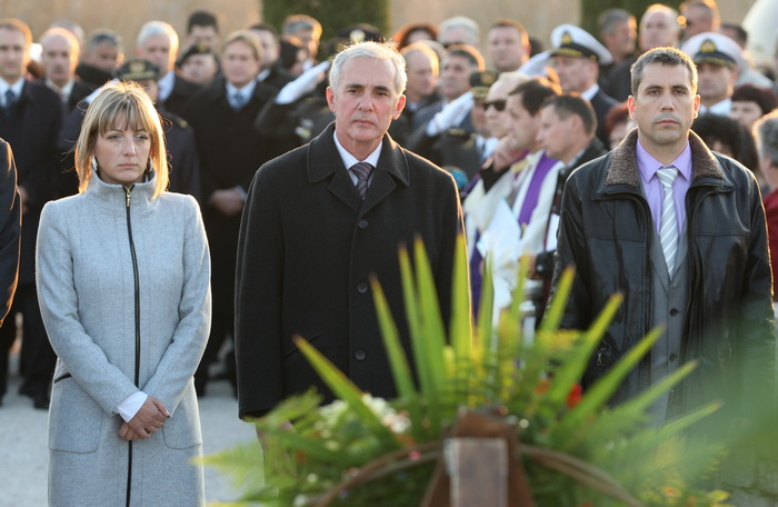 Skabrnja, 181111.
20. obljetnica stradanja Skabrnje. U Skabrnji je uz govore na trgu ispred crkve odrzano i polaganje vijenaca na groblju.
Na fotografiji: vjenac je polozio i zadarski zupan Stipe Zrilic (u sredini ).
Foto: Andrija Lucic / CROPIX Skabrnja, 181111.
20. obljetnica stradanja Skabrnje. U Skabrnji je uz govore na trgu ispred crkve odrzano i polaganje vijenaca na groblju.
Na fotografiji: vjenac je polozio i zadarski zupan Stipe Zrilic (u sredini ).
Foto: Andrija Lucic / CROPIX