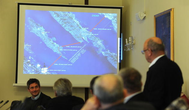 Zadar, 131212.
Jutros je splitski gradjevinski inzinjer Bozenko Jelic u maloj vijecnici zadarske Zupanije predstavio svoj projekt podvodnih mostova za zadarske otoke.
Na fotografiji: detalj s predstavljanja projekta.
Foto: Luka Gerlanc / CROPIX