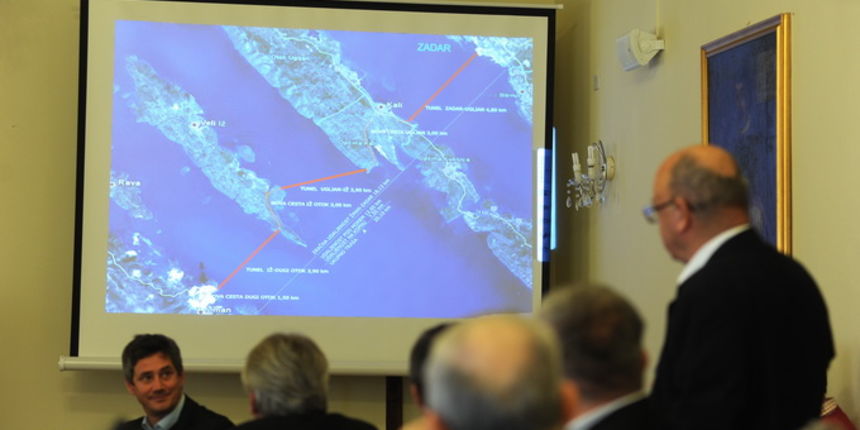 Zadar, 131212.
Jutros je splitski gradjevinski inzinjer Bozenko Jelic u maloj vijecnici zadarske Zupanije predstavio svoj projekt podvodnih mostova za zadarske otoke.
Na fotografiji: detalj s predstavljanja projekta.
Foto: Luka Gerlanc / CROPIX