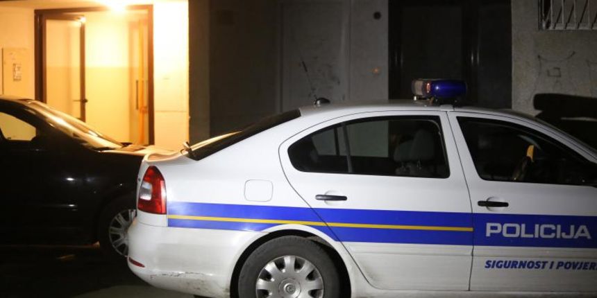 U zadarskoj cetvrti Vostarnica dogodilo se ubojstvo. Prema prvim nesluzbenim informacijama muskarac je ubio zenu. Policijski ocevid je u tijeku. Photo: Filip Brala/PIXSELL