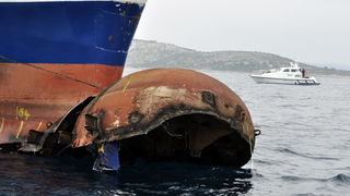 Otok Sit, Kornati, 201109.
Nakon 26 dana od nasukavanja trajekta Marko Polo na otok Sit u Kornatima uz pomoc remorkera JPS-a i dizalice, trajekt je odsukan.
Na fotografiji: ostecenja na pramcu broda bulbu ciji dio je ostao na otoku Situ.
Foto: Niksa Stipa