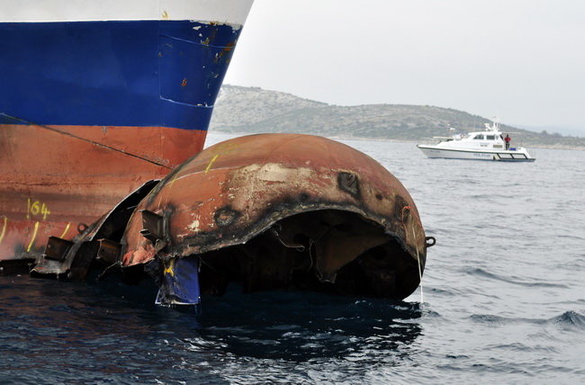 Otok Sit, Kornati, 201109.
Nakon 26 dana od nasukavanja trajekta Marko Polo na otok Sit u Kornatima uz pomoc remorkera JPS-a i dizalice, trajekt je odsukan.
Na fotografiji: ostecenja na pramcu broda bulbu ciji dio je ostao na otoku Situ.
Foto: Niksa Stipa