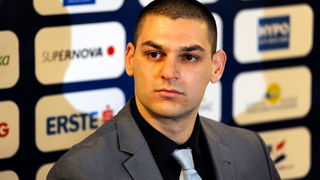 Zadar, 051212.
KK Zadar je na konferenciji za novinare predstavio novog direktora kluba Marina Cacica i novo americko pojacanje sutera Jordana Burgasona.
Na fotografiji: direktor kluba – Marino Cacic.
Foto: Luka Gerlanc / CROPIX Zadar, 051212.
KK Zadar je na konferenciji za novinare predstavio novog direktora kluba Marina Cacica i novo americko pojacanje sutera Jordana Burgasona.
Na fotografiji: direktor kluba – Marino Cacic.
Foto: Luka Gerlanc / CROPIX