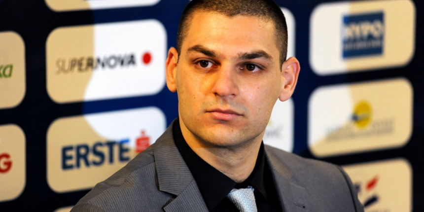 Zadar, 051212.
KK Zadar je na konferenciji za novinare predstavio novog direktora kluba Marina Cacica i novo americko pojacanje sutera Jordana Burgasona.
Na fotografiji: direktor kluba – Marino Cacic.
Foto: Luka Gerlanc / CROPIX Zadar, 051212.
KK Zadar je na konferenciji za novinare predstavio novog direktora kluba Marina Cacica i novo americko pojacanje sutera Jordana Burgasona.
Na fotografiji: direktor kluba – Marino Cacic.
Foto: Luka Gerlanc / CROPIX