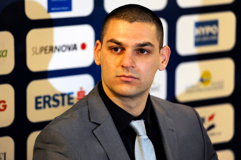 Zadar, 051212.
KK Zadar je na konferenciji za novinare predstavio novog direktora kluba Marina Cacica i novo americko pojacanje sutera Jordana Burgasona.
Na fotografiji: direktor kluba – Marino Cacic.
Foto: Luka Gerlanc / CROPIX Zadar, 051212.
KK Zadar je na konferenciji za novinare predstavio novog direktora kluba Marina Cacica i novo americko pojacanje sutera Jordana Burgasona.
Na fotografiji: direktor kluba – Marino Cacic.
Foto: Luka Gerlanc / CROPIX