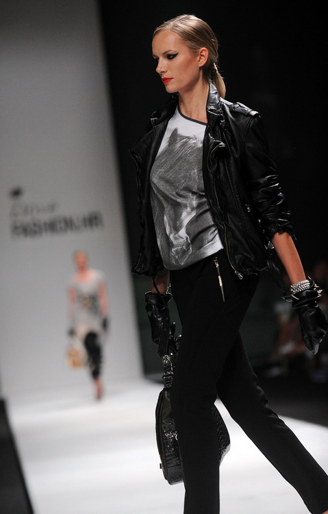 Zagreb, 290911.
Velesajam, paviljon 5.
Modne revije i poznati na Dove Fashion.hr proljece ljeto 2012. Prvi dan su izlagali kreatori Ivica Skoko, Martina Felja, AMDS by ALDUK i IK STUDIO.
Na slici: kreacije AMDS by ALDUK
Foto: Srdjan Vrancic / CROPIX Zagreb, 290911.
Velesajam, paviljon 5.
Modne revije i poznati na Dove Fashion.hr proljece ljeto 2012. Prvi dan su izlagali kreatori Ivica Skoko, Martina Felja, AMDS by ALDUK i IK STUDIO.
Na slici: kreacije AMDS by ALDUK
Foto: Srdjan Vrancic / CROPIX