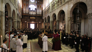 Brojni su Zadrani dosli odati pocast preminulom nadbiskupu . Foto : Vladimir Ivanov /CROPIX